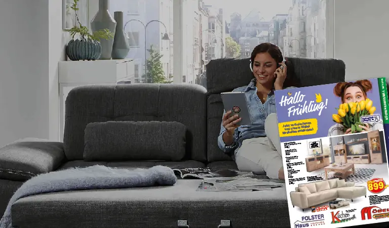 Frau sitzt entspannt auf grauem Sofa und liest die Möbelhaus Salzwedel Werbung mit günstigen Angeboten zu Sofas und Wohntrends. Moderner Wohnraum, gemütliche Atmosphäre und Fokus auf preiswerte Möbel Highlights.